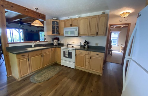 Hiawassee House | Fantastic Year Round Mountain Range View!