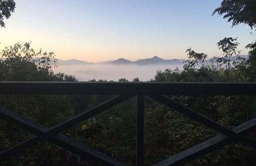 Hiawassee House | Fantastic Year Round Mountain Range View!