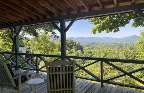 Hiawassee House | Fantastic Year Round Mountain Range View!