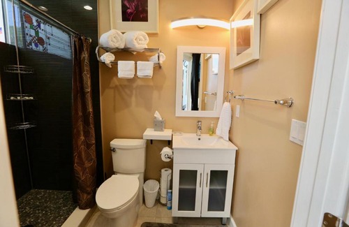 Wilton Manors Bed & Breakfast | Fantasy Island Inn, Caters to Men