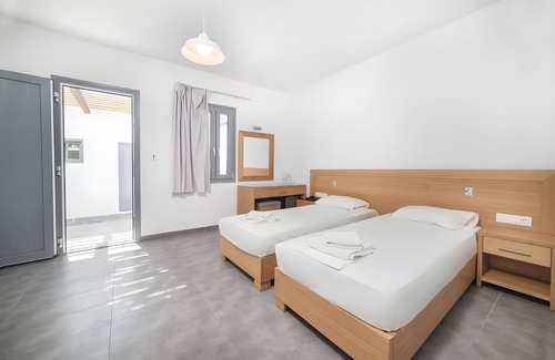 Mylopotas Hotel | Far Out Beach Resort & Camping