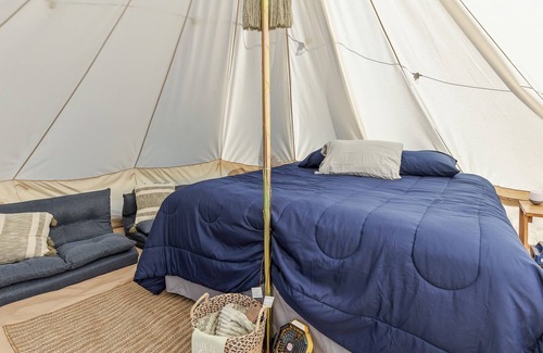 Lookout Valley Neighborhood Association RV Rental | Farm Glamp, Outdoor Shower, Pool! 15min to Chatt!