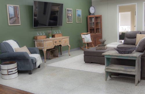 Kingsville Apartment | Farm-inspired Inn in the heart of beautiful downtown Kingsville!
