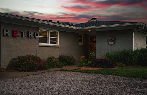 West Newton Apartment | Farm Ranch Huge Hot tub Retro Solar 15 Downtown