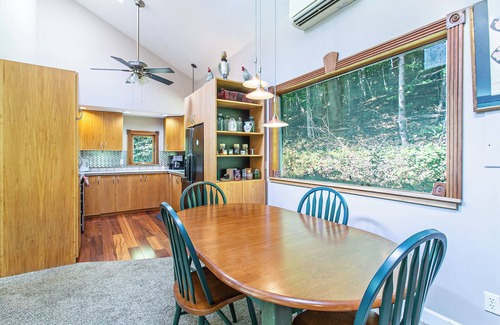 Marshall Condo | Farm Stay 1-bedroom condo with hot tub and outdoor shower in peaceful Marshall