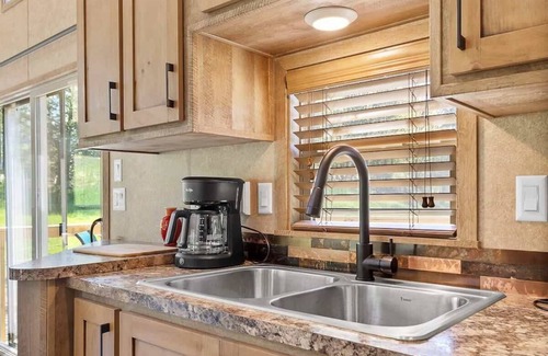 Wildwood House | Farm Stay w/Pool-15min to Chattanooga-3 Tiny Homes