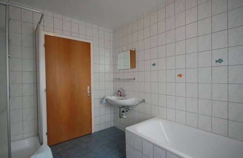 Sierksdorf Apartment | Farm view - rooms 6 and 7, w. Shower, WC, bathtub on the 1st floor - Pension Pohnsdorfer Mühle guest rooms