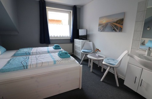 Sierksdorf Apartment | Farm view - rooms 6 and 7, w. Shower, WC, bathtub on the 1st floor - Pension Pohnsdorfer Mühle guest rooms