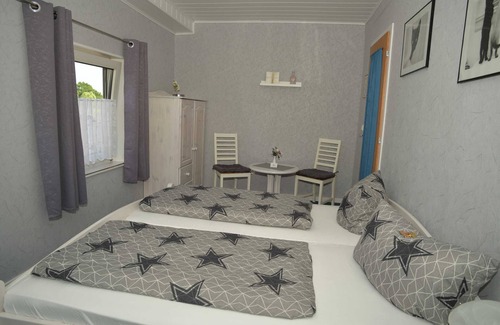 Sierksdorf Apartment | Farm view - rooms 6 and 7, w. Shower, WC, bathtub on the 1st floor - Pension Pohnsdorfer Mühle guest rooms