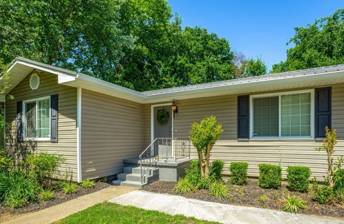 East Ridge House | Farmhouse Bungalow | Close to Hamilton Mall + Downtown!