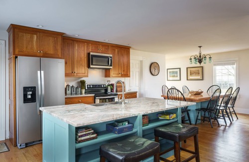 Winchester House | Farmhouse living within sight of Lexington - Horse Paddock available