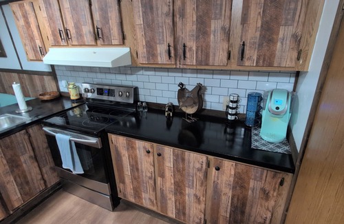 Dayton House | Farmhouse mobile home with Wi-Fi, AC in lovely Dayton