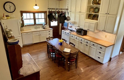 Mountain View House | Farmhouse on 150 acres, great family or hunters' getaway, 15 minutes from town!
