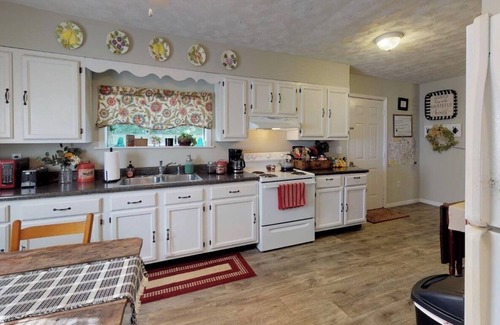 Madisonville Other | Farmhouse on 5 acres, many attractions and destinations close by.
