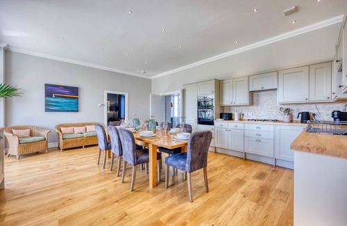 Bishopton House | Farmhouse Retreat with Large Hot Tub