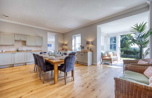 Bishopton House | Farmhouse Retreat with Large Hot Tub