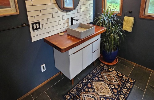 Eureka House | Farmhouse with 280 degree meadow views and amazing back patio.