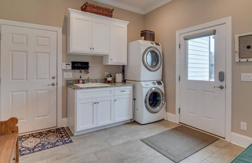 Wagener House | Farmhouse with amenities for everyone. Pool, pickelball, horse accommodations.
