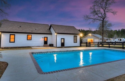 Wagener House | Farmhouse with amenities for everyone. Pool, pickelball, horse accommodations.
