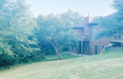 Rocheport House | Farmhouse with seasonal pool and 20 acres