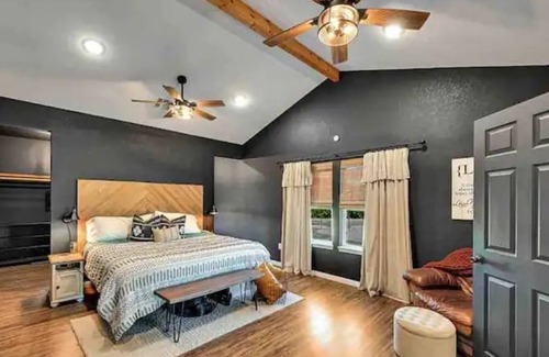Moody House | Farmhouse with Stunning views & QUIET nature feel