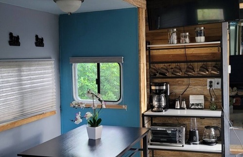 Diplomat House | Farmstay cozy camper. 10 min to downtown. 20 miles to Sanibel. 30 min to airport