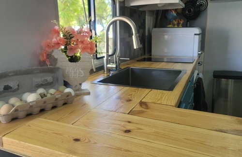 Diplomat House | Farmstay cozy camper. 10 min to downtown. 20 miles to Sanibel. 30 min to airport