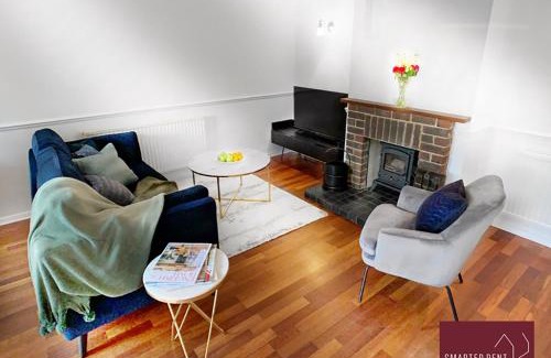 Rushmoor District Apartment | Farnborough - Peel Court - 2 Bed Parking & Garden