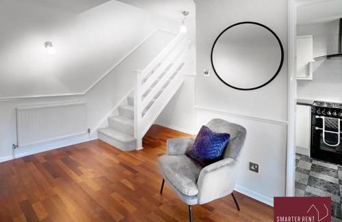 Rushmoor District Apartment | Farnborough - Peel Court - 2 Bed Parking & Garden