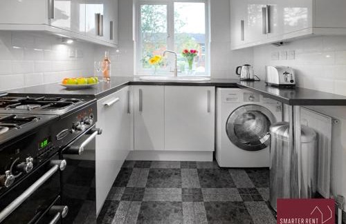 Rushmoor District Apartment | Farnborough - Peel Court - 2 Bed Parking & Garden