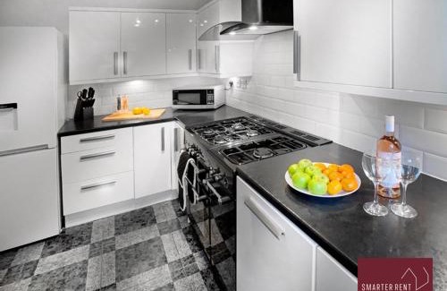 Rushmoor District Apartment | Farnborough - Peel Court - 2 Bed Parking & Garden