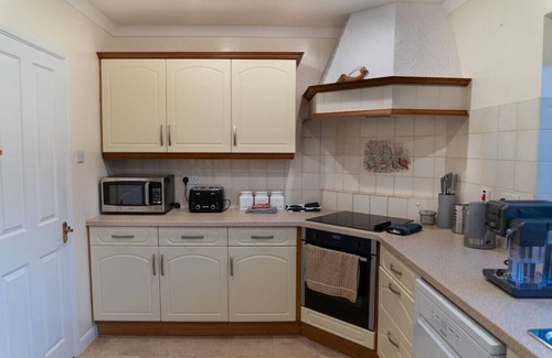 Rushmoor District House | Farnborough Stay - 5 Bedroom