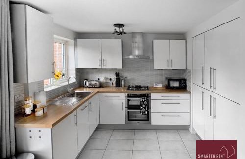 Farnham Apartment | Farnham - 2 Bedroom House - With Garden and Parking