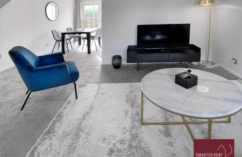 Farnham Apartment | Farnham - 2 Bedroom House - With Garden and Parking