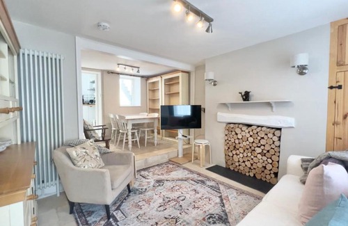 Kingsbridge House | Farthing Cottage…cute ‘n’ cosy!