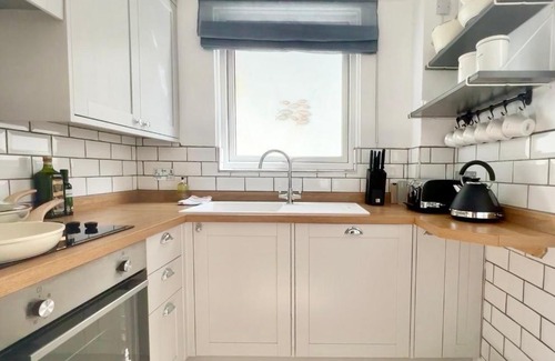 Kingsbridge House | Farthing Cottage…cute ‘n’ cosy!