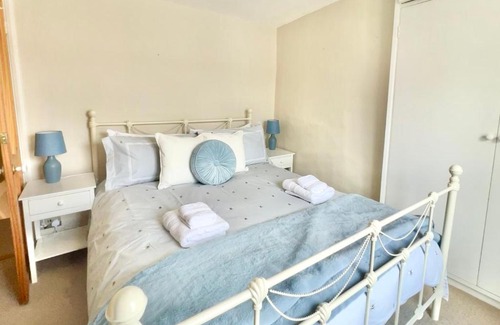 Kingsbridge House | Farthing Cottage…cute ‘n’ cosy!