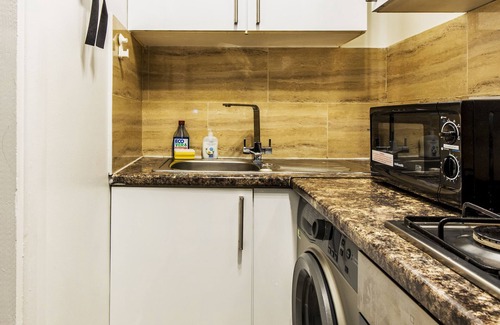 St Luke's Apartment | Fast Wifi Pet-friendly Sleeps 4