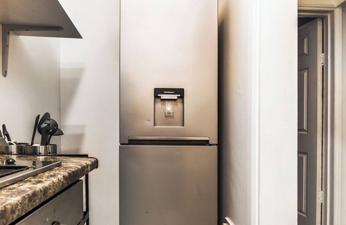 St Luke's Apartment | Fast Wifi Pet-friendly Sleeps 4