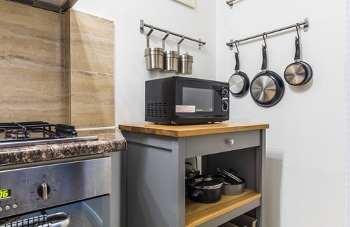 St Luke's Apartment | Fast Wifi Pet-friendly Sleeps 6