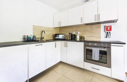 St Luke's Apartment | Fast Wifi Sleeps 4 Pet-friendly