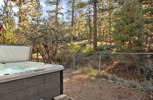 Fawnskin Apartment | Fawnskin Forest Haven + Pet Friendly + Hot Tub + Walk to Lake