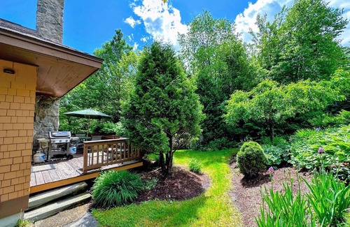 Bretton Woods House | FC17 Stylishly renovated Forest Cottage walk to ski trails wifi cable ping pong AC