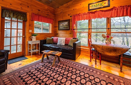 Franklin Cottage | Feathered Nest - Picturesque Creekside Cottage in Peaceful Valley!