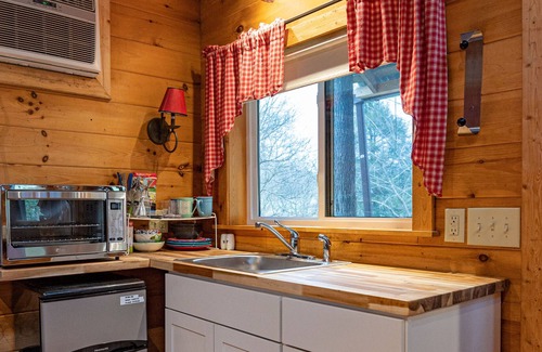 Franklin Cottage | Feathered Nest - Picturesque Creekside Cottage in Peaceful Valley!