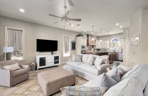 St. Tropez House | FEATURED ON THE AMERICAN DREAM TV SHOW! HOME SLEEPS 10,PRIVATE BEACH ACCESS,POOL