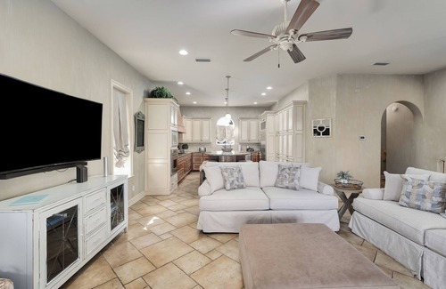 St. Tropez House | FEATURED ON THE AMERICAN DREAM TV SHOW! HOME SLEEPS 10,PRIVATE BEACH ACCESS,POOL