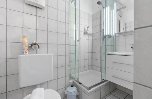 Ruhrort Apartment | Federnest - Superior-2-Zimmer-Wohnung - Kingsize Boxspringbett - Home-Office mit Monitor - 11 Min Hbf