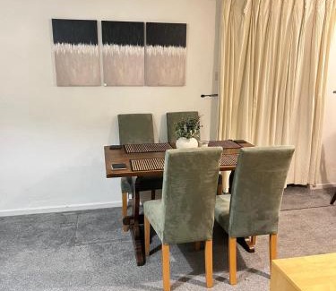 Headington Apartment | Feel at Home! Cozy 3BR Getaway in Prime Location