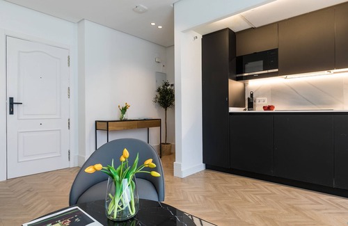 Vallehermoso Apartment | Feelathome Waldorf Suites Apartments